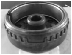 圖2 飛輪殼體上鉚接一個帶缺殼體